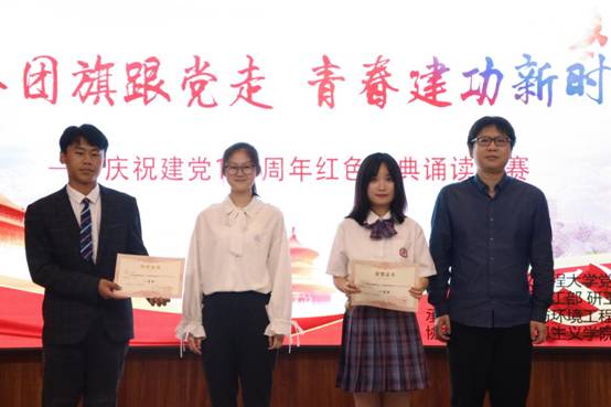 一群衣着西装的男子站在一起形貌已自动天生